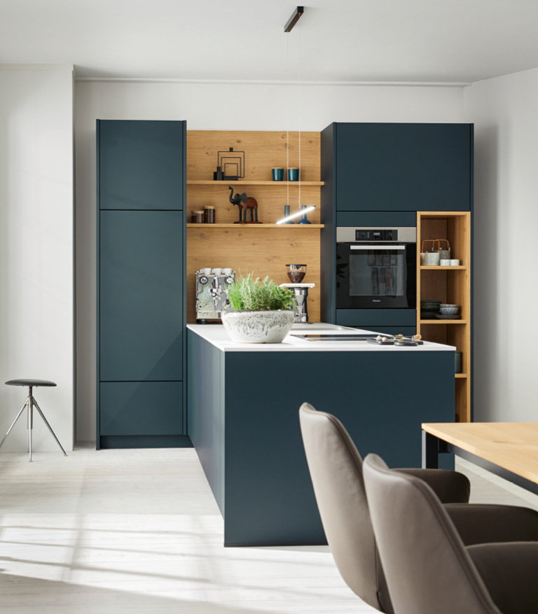 Kücheninsel mit dunkelblauen Küchenfronten
