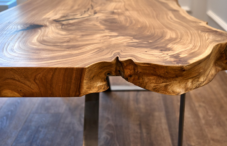 Nahaufnahme Holztisch aus Naturholz