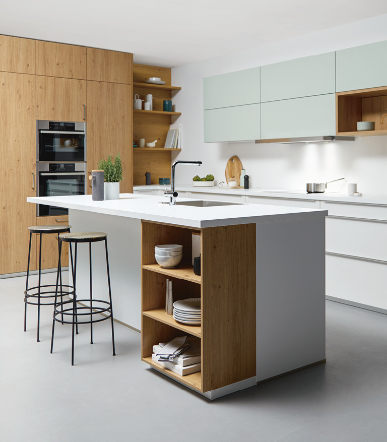 weiße Kücheninsel in moderner, heller Contur Küche