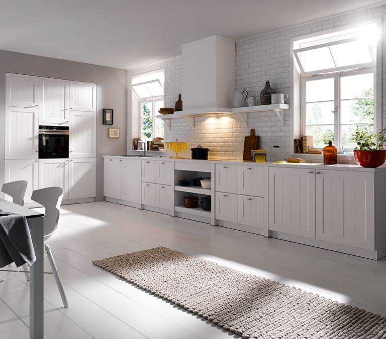 weiße Kücheninsel in moderner, heller Contur Küche