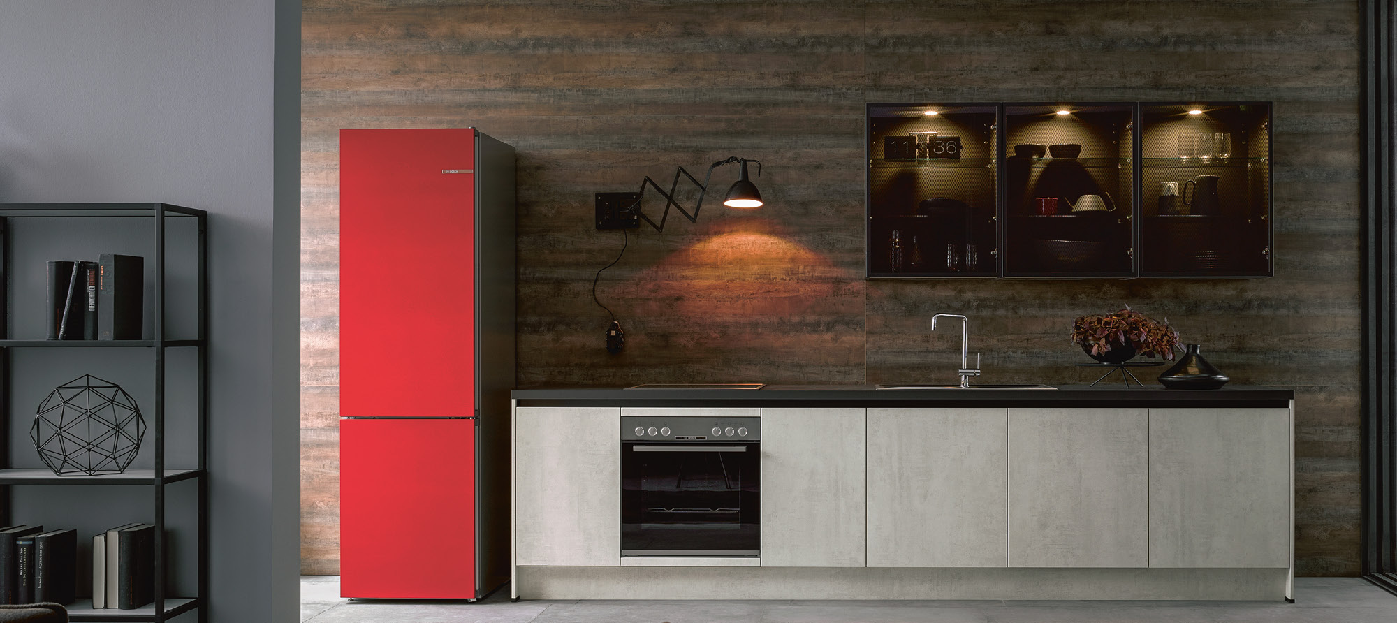 weiße Küchenfronten und roter Kühlschrank