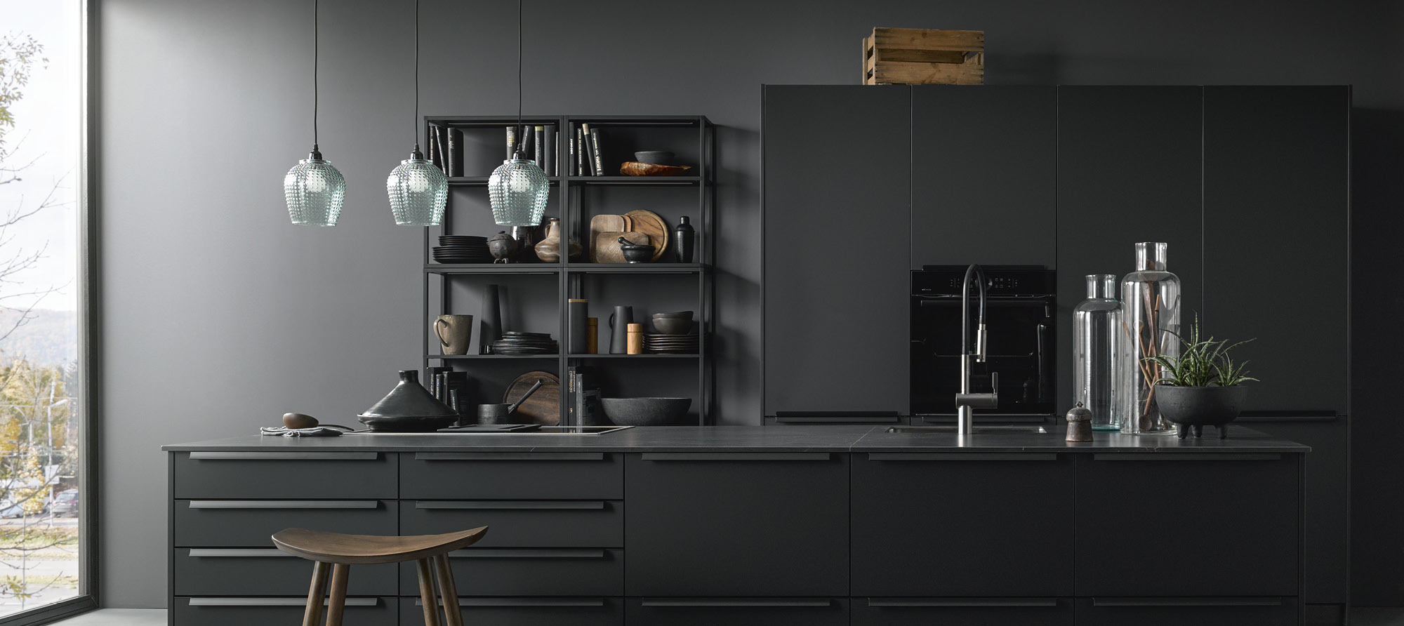 Moderne schwarze Contur Küche, graue Kücheninsel mit Dekor