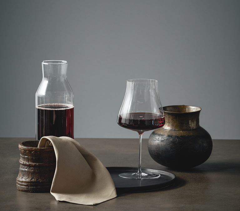Weingläser und Vasen